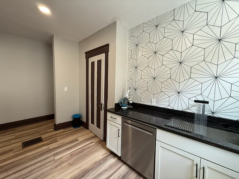 2035 Weyer Ave #5 — Photo 3