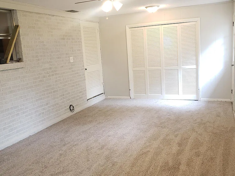 215 Newcastle Dr — Photo 7