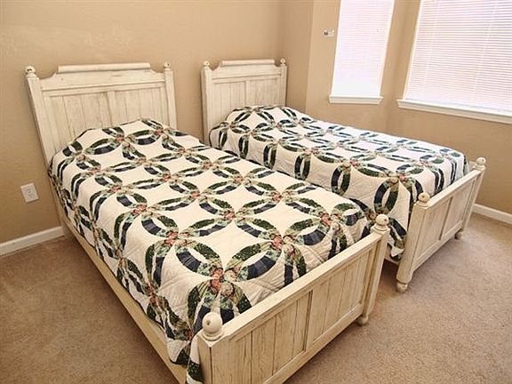 TR2C413-Twin-Bedroom