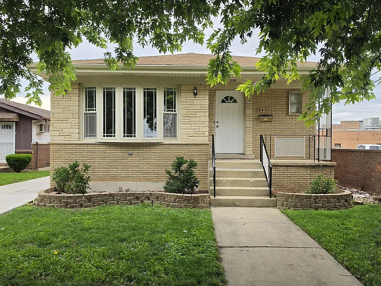 9433 Massasoit Ave — Photo 1