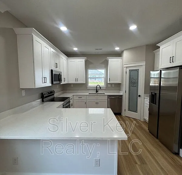 924 Stratford Ave — Photo 9
