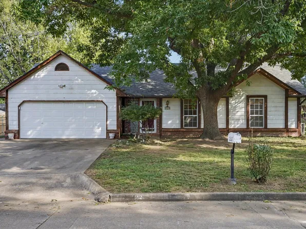 1212 N Douglas Dr, Claremore, OK 74017