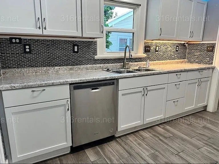 1118 S Hydraulic St — Photo 8