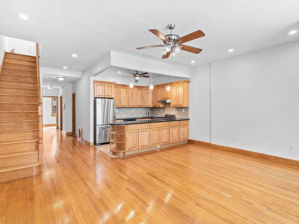 2nd image of 330 W 77th St