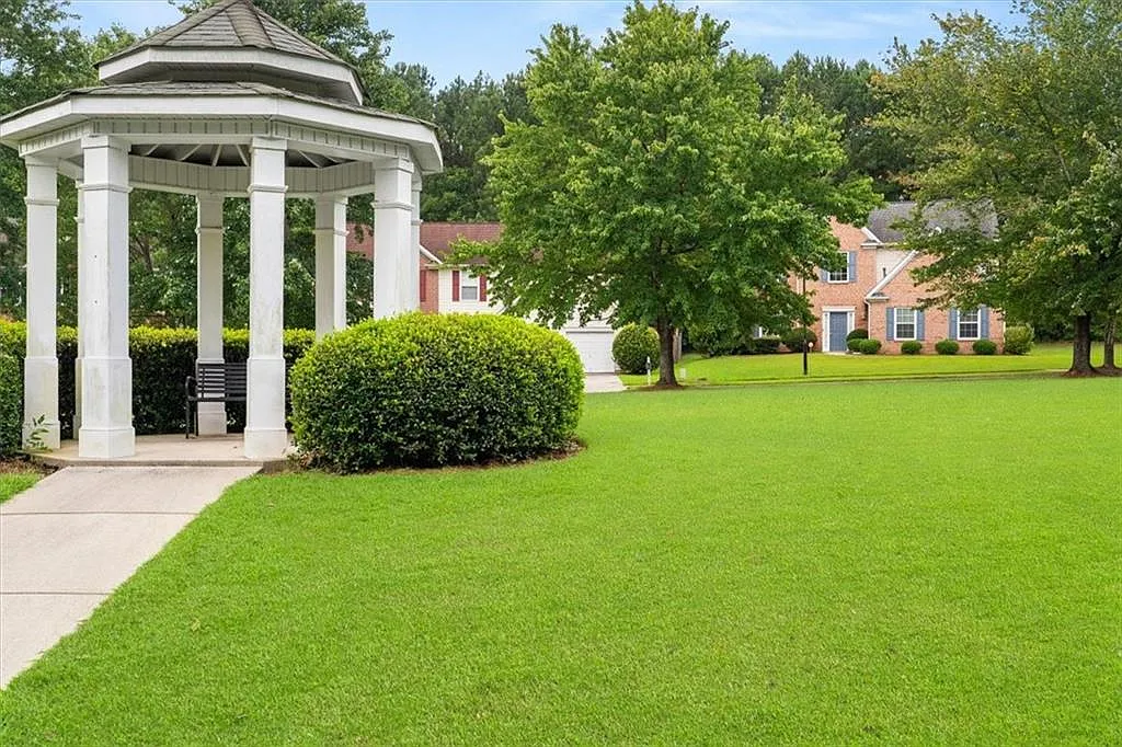 3 bed, 2.5 bath, 2062 sqft, $2,450 — Photo 3