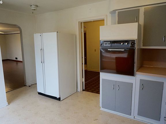 5th image of 2323 SE Brookwood Ave