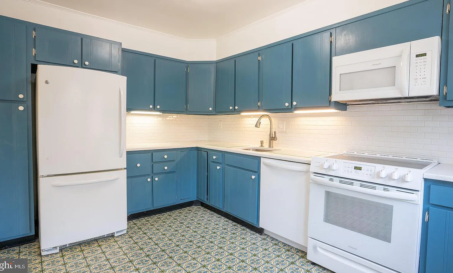 4 bed, 3.5 bath, 2428 sqft, $4,950 — Photo 2