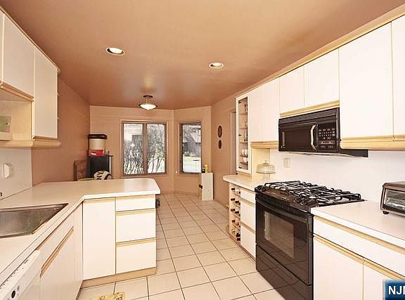 4th image of 340 French Ct