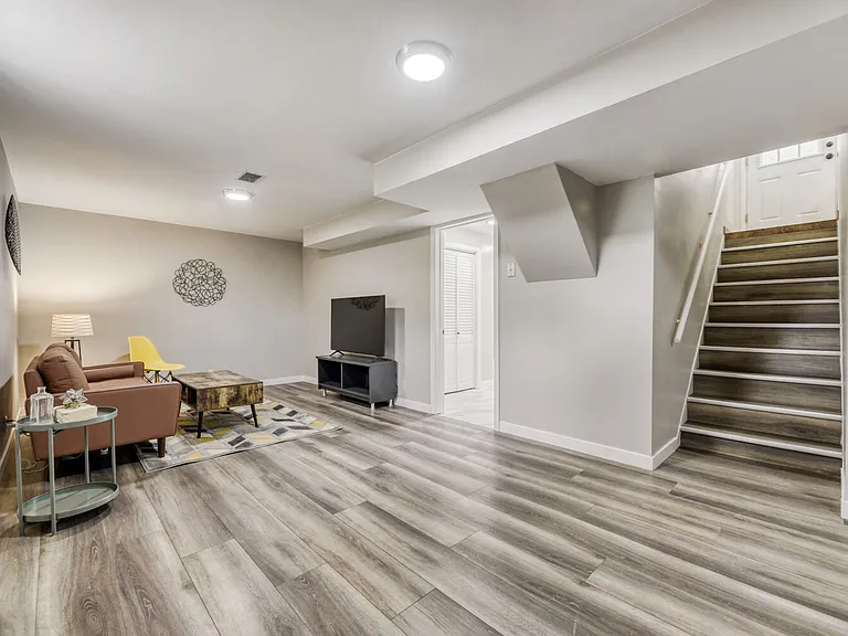 1015 W Longview Ave — Photo 16