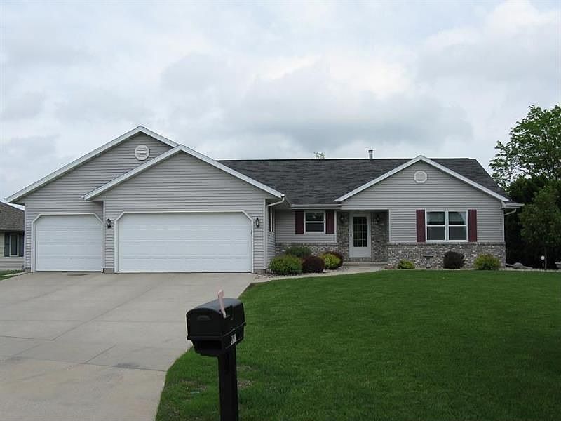 1st image of 991 Woodcrest Dr