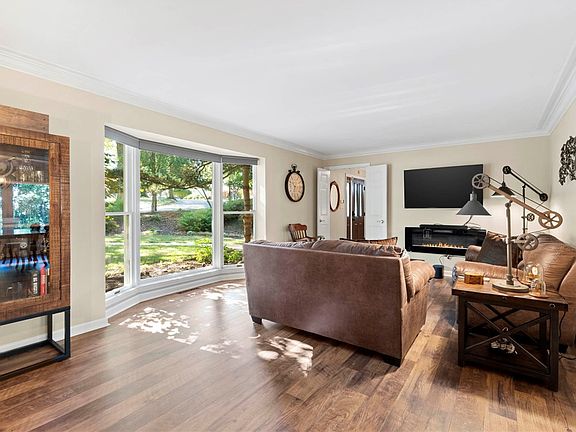 4th image of 21 Oak Glen Dr