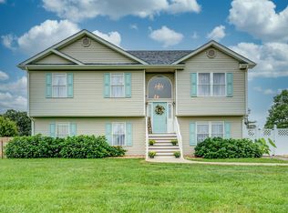 1175 Savanna Hills Dr, Moneta, VA 24121