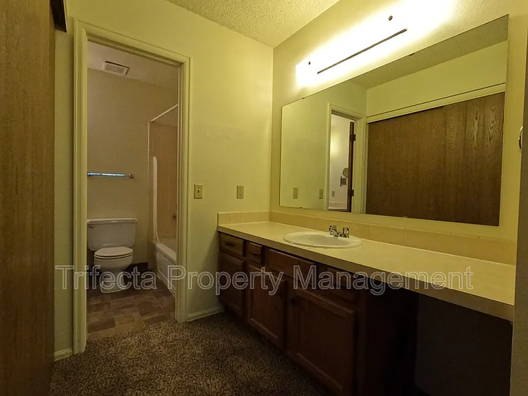 1644 E Pitkin St #D — Photo 15