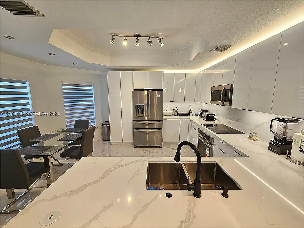5 bed, 3294 sqft, $5,995 — Photo 4