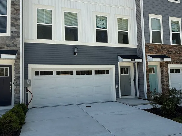 2104 Winterberry Ln — Photo 1