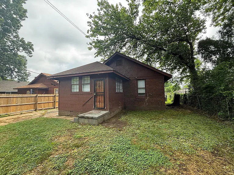 961 N Willett St — Photo 11