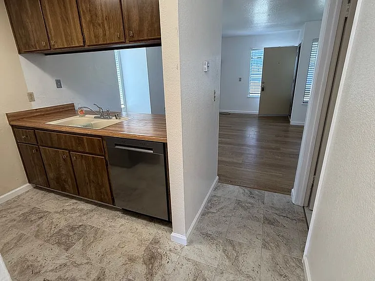 1930 Manor Pl — Photo 11