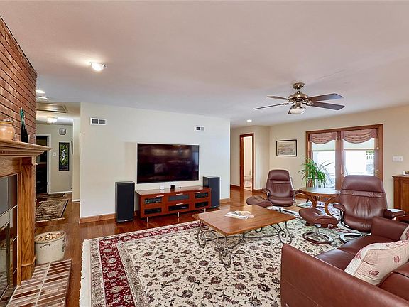 3rd image of 31 Ladue Estates
