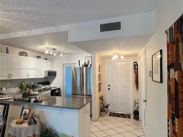 1201 Hillcrest Ct APT 215, Hollywood, FL 33021