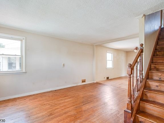 4th image of 900 Baldwin Ave