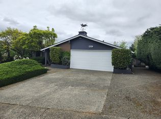 12104 SE 18th St, Bellevue, WA 98005