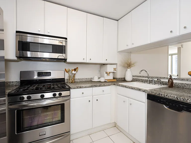240 E 86th St #12N — Photo 4