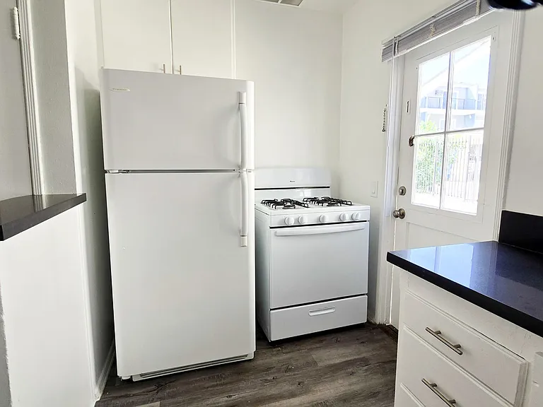 605 Kelton Ave — Photo 7
