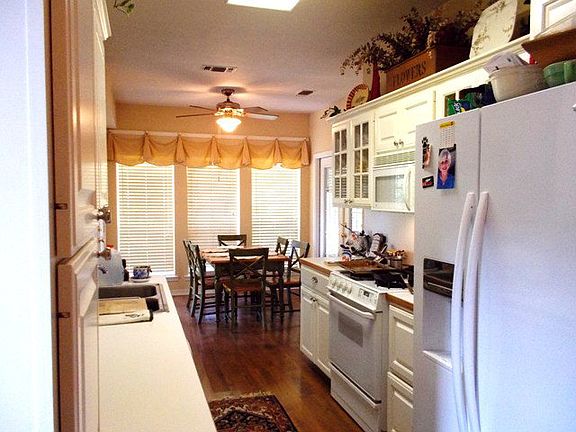 5th image of 211 Darceille St