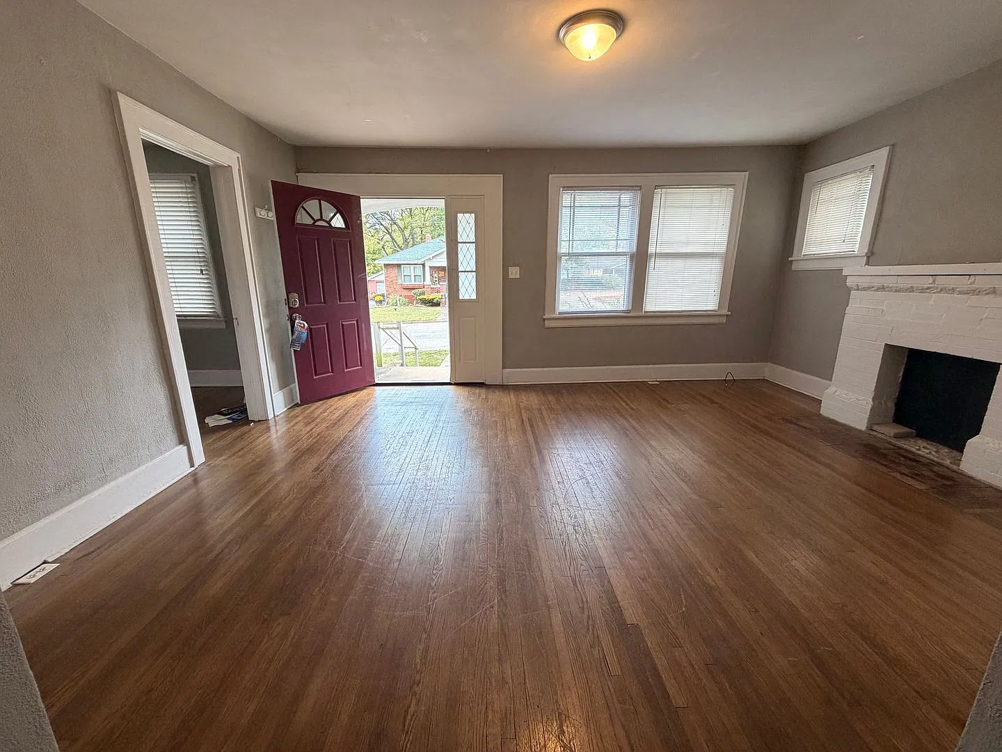 3-Bed, 1-Bath Single Family Home. Washer/Dryer Hook ups + Shed — Photo 3