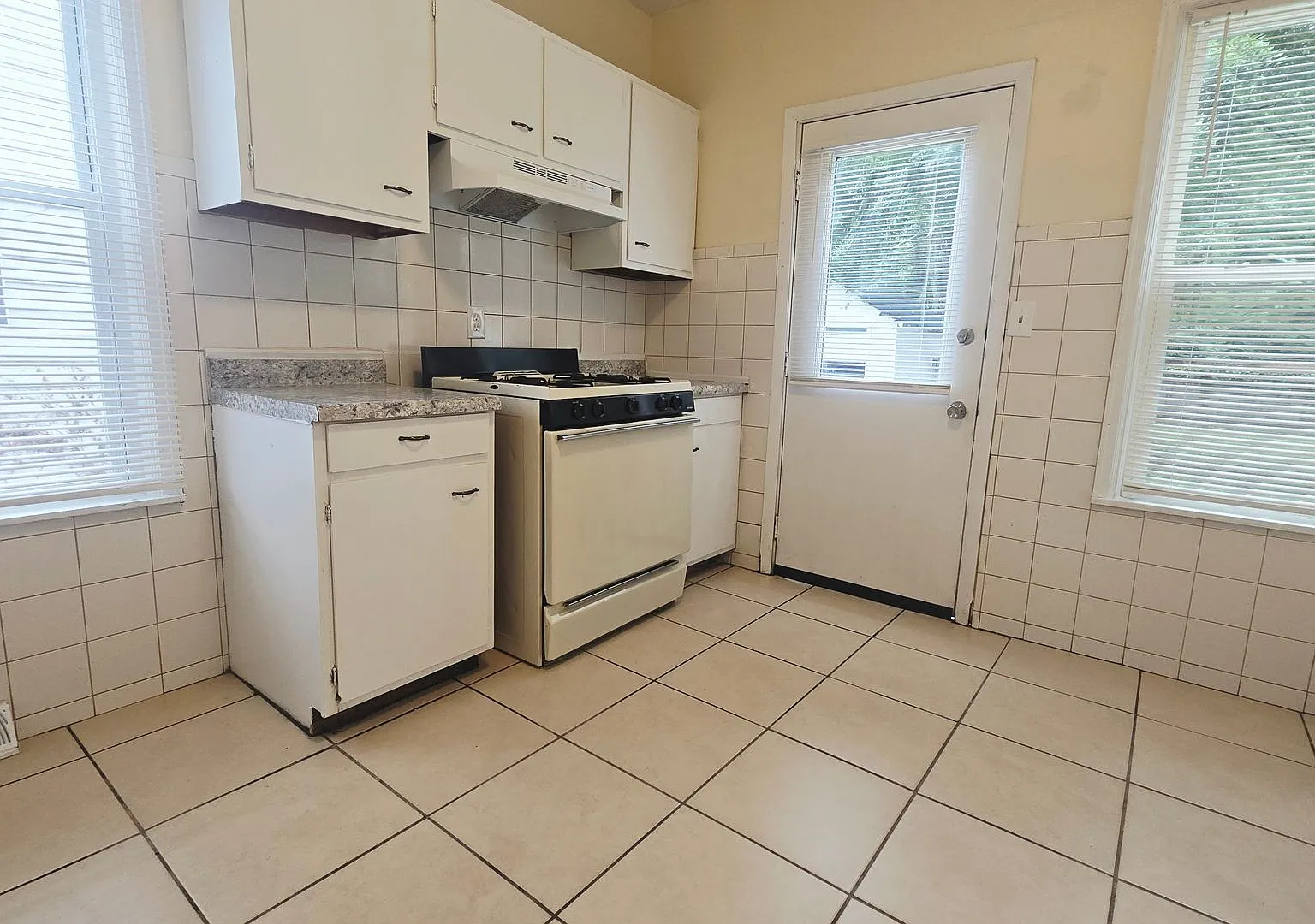 3 Bedroom House with Laundry Hookups — Photo 3