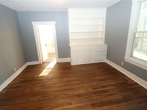5th image of 309 N Wood St