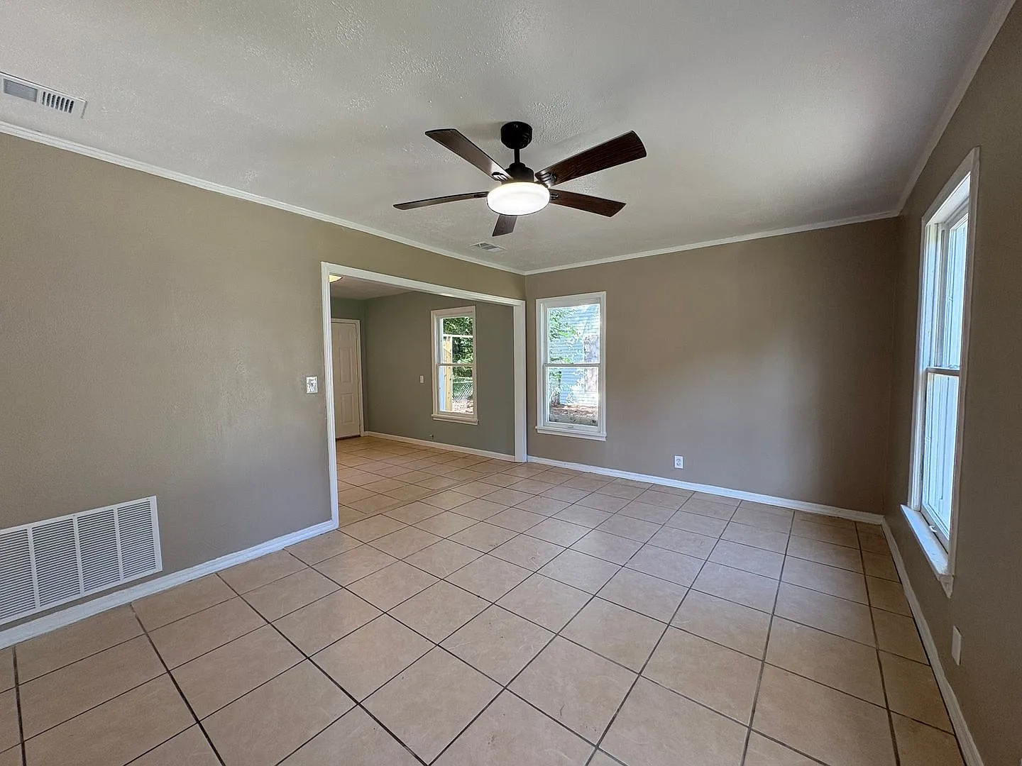 Beautiful 3 bedroom/1 bath fully remodeled home with Central Air & Heat. — Photo 2