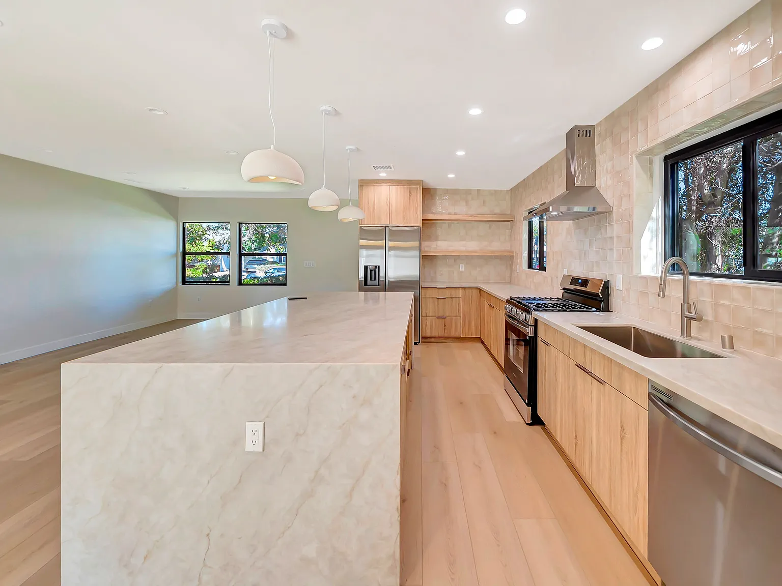 3 bed, 1700 sqft, $8,900 — Photo 3