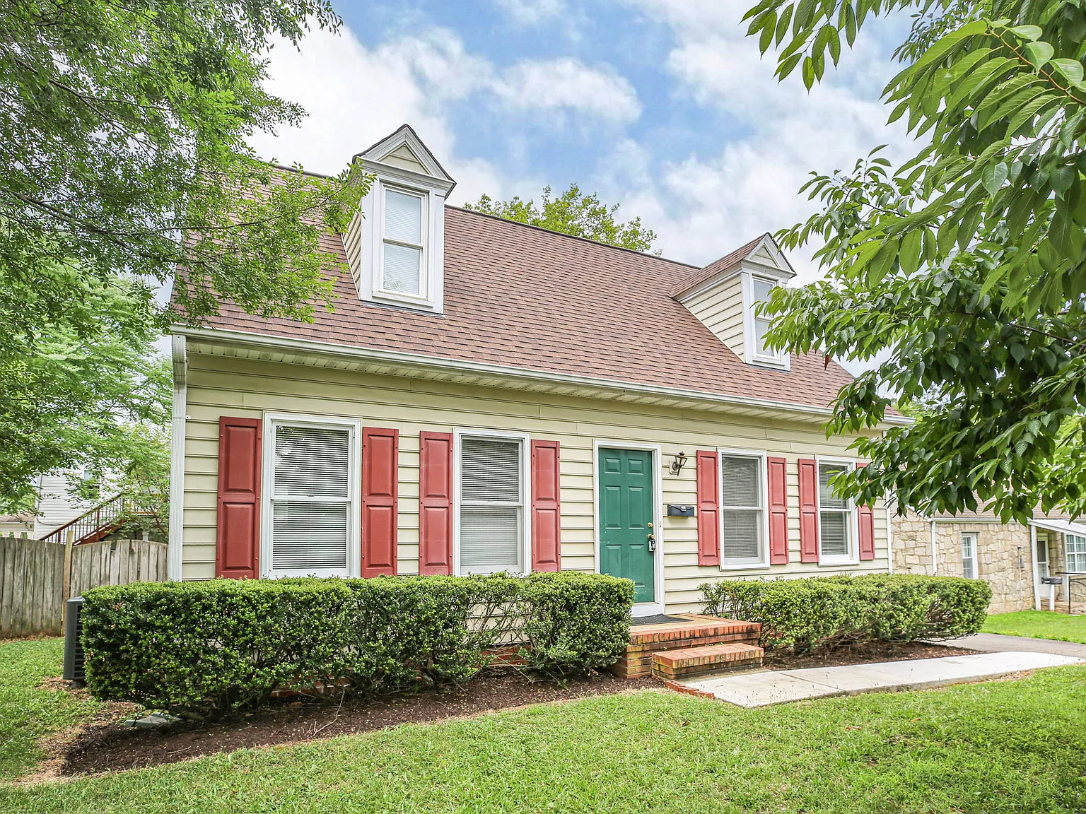 1002 Stafford Ave — Photo 2