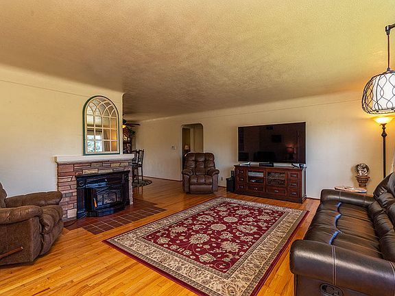 4th image of 1106 Lloyd St