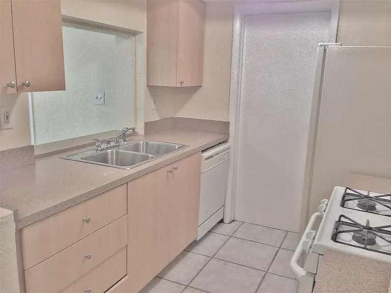 7510 NW 23rd St — Photo 3