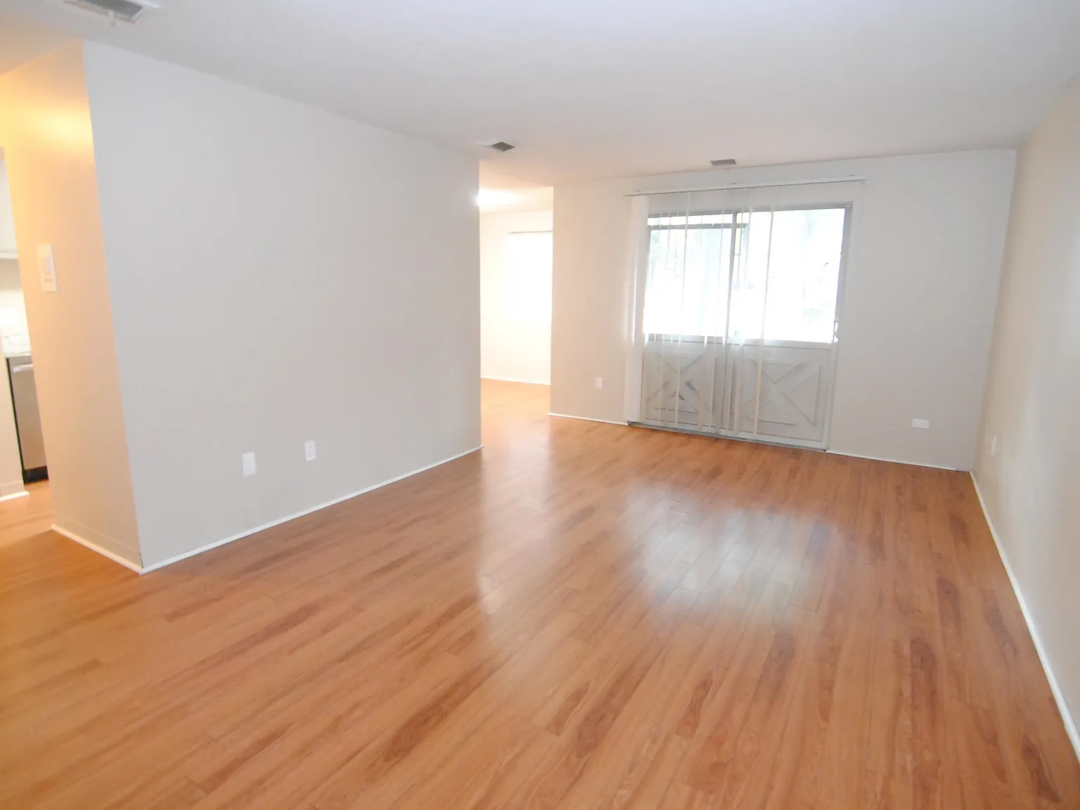 2 bed, 1.5 bath, 980 sqft, $2,050 — Photo 2