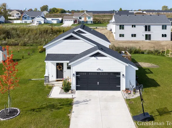 4272 Old Farm Dr, Wayland, MI 49348