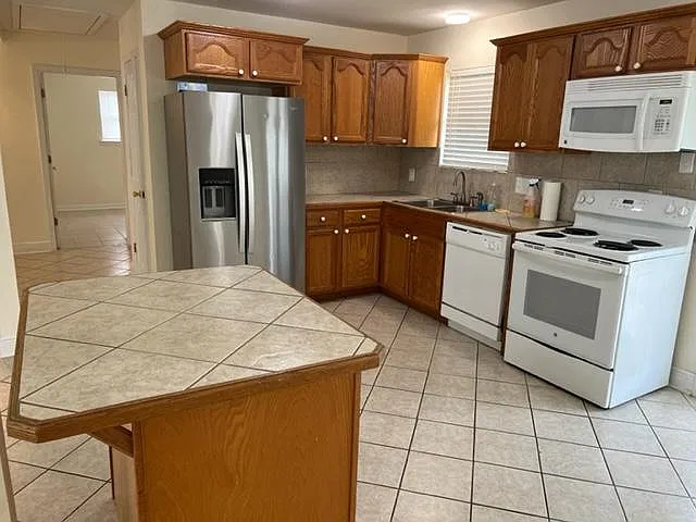 3 bed, 1600 sqft, $1,900 — Photo 3