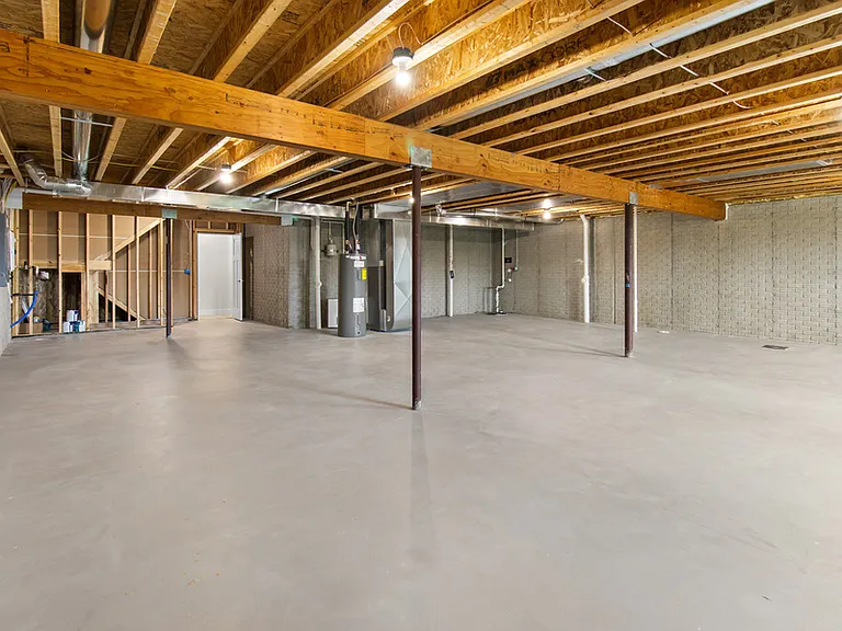 W218N16046 Tiger Lily Dr — Photo 23