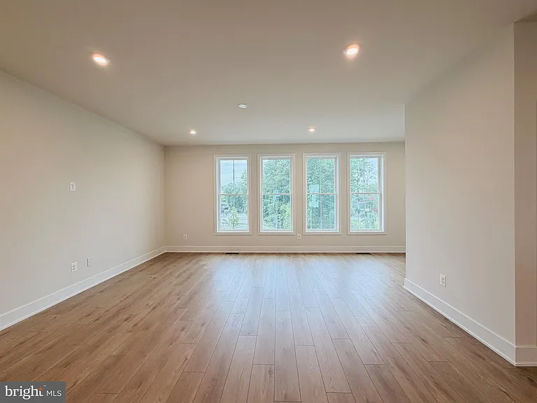 135 Heyford Dr — Photo 3