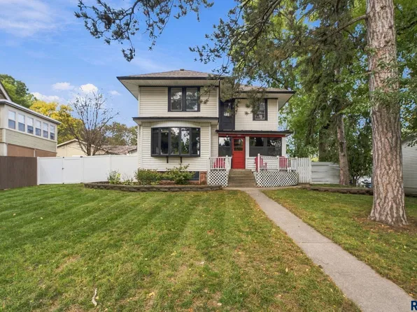 404 E 5th St, Dell Rapids, SD 57022