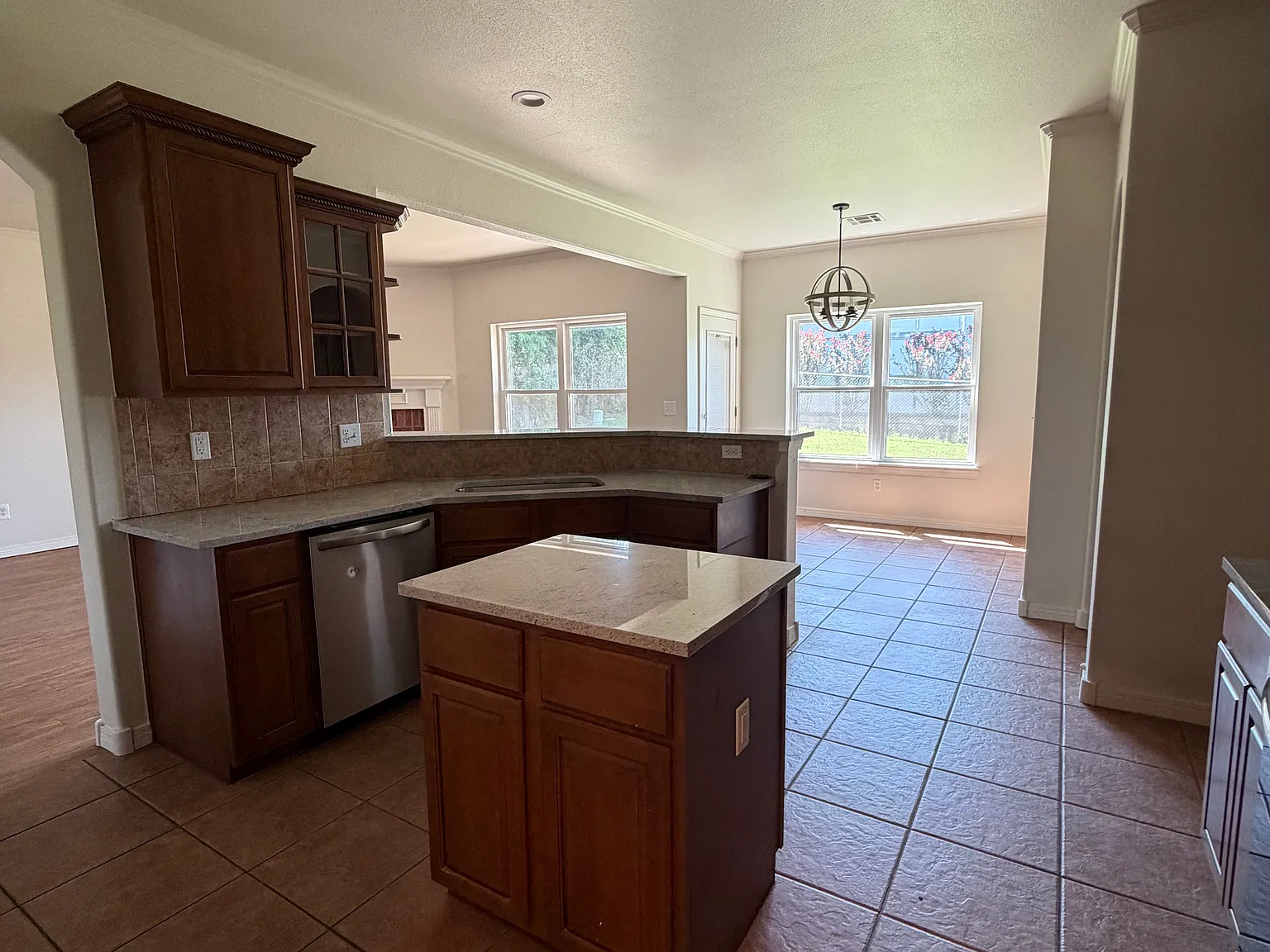 4 bed, 2.5 bath, 2000 sqft, $2,650 — Photo 2