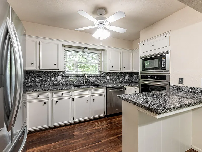 1006 Amesbury Ct — Photo 8