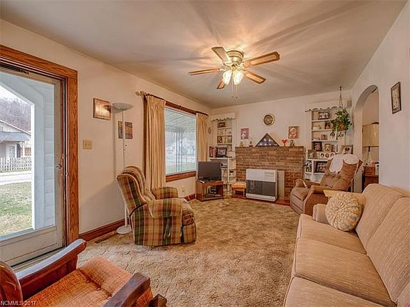 5th image of 550 Camelot Dr