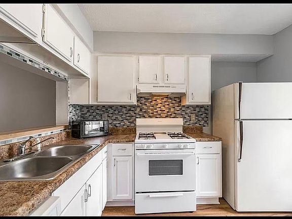 4th image of 3724 Jamestown Ct