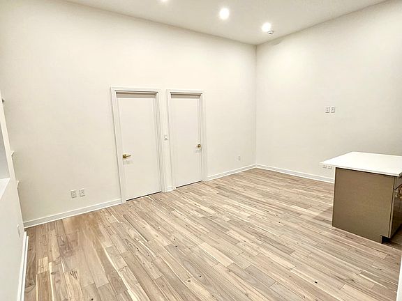 5th image of 19-21 Ditmars Blvd #1L