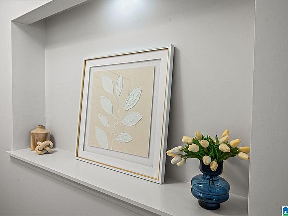 5th image of 401 20th St Unit 302