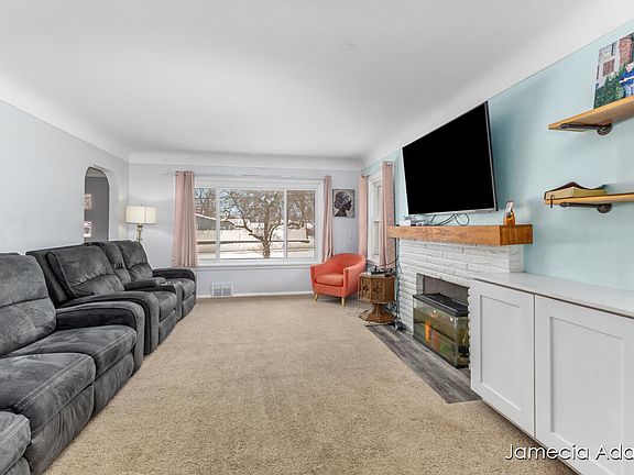 4th image of 2132 Four Mile Rd NE