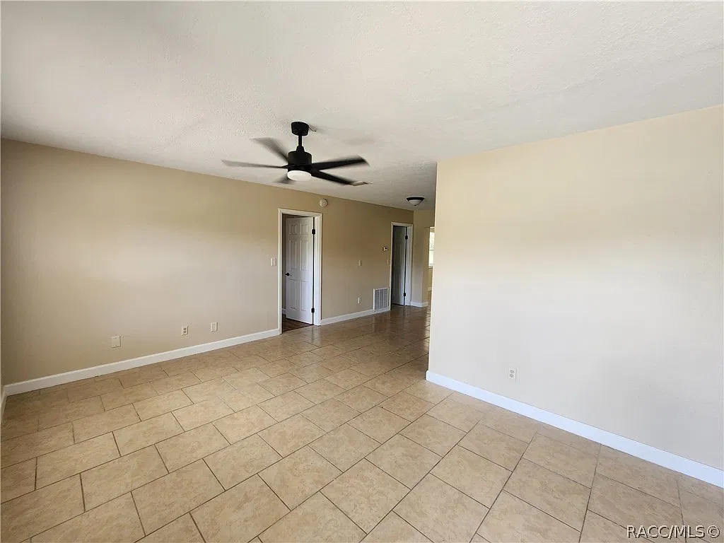 3 bed, 2.0 bath, 1360 sqft, $1,800 — Photo 2